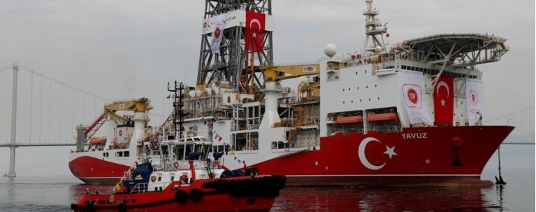 Κυπριακή ΑΟΖ: Αποχώρησε και περιμένει εντολές το «Γιαβούζ»