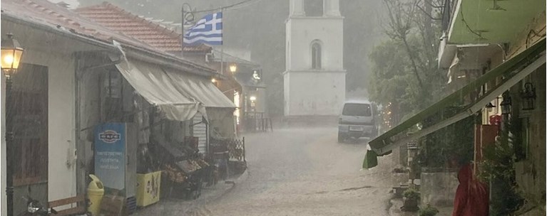 Πλημμύρες σε Καρδίτσα και Πήλιο - Απεγκλωβίστηκε πενταμελής οικογένεια -... | Ελλάδα Ειδήσεις