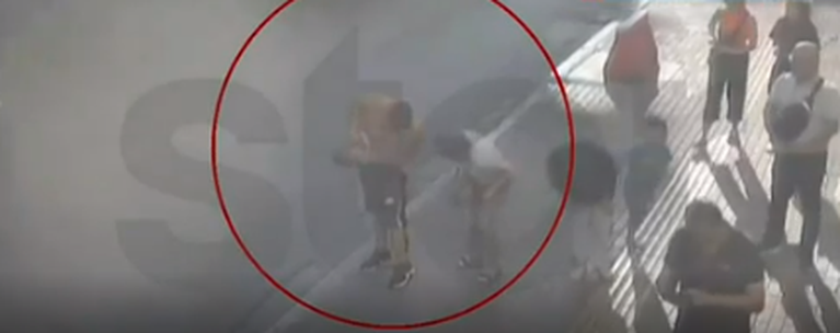 Πατέρας προσπαθεί να πνίζει το παιδί του