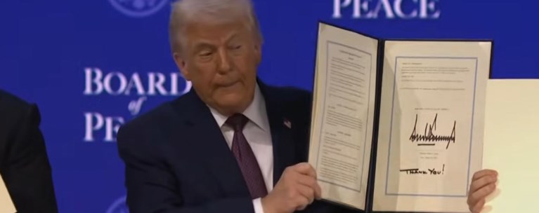 ΤΡΑΜΠ ΥΠΟΓΡΑΦΗ ΓΙΑ «ΣΥΜΒΟΥΛΙΟ ΕΙΡΗΝΗΣ»