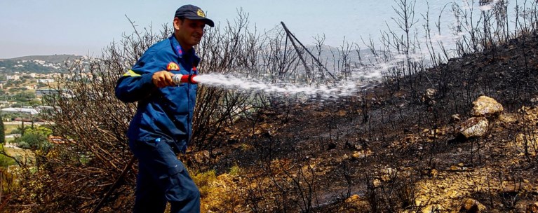 Υπό έλεγχο η φωτιά στα Σπάτα - Προσαγωγή 72χρονης ως ύποπτη εμπρησμού