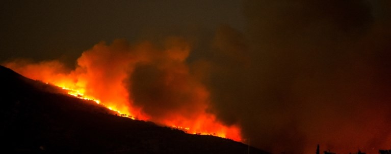 Φωτιά βράδυ
