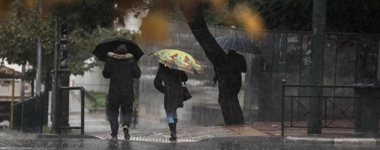 Καιρός: Ραγδαία επιδείνωση την Παρασκευή - Kαταιγίδες και χιόνια