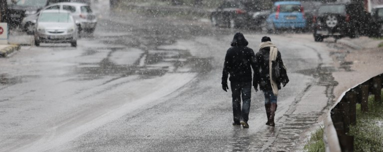 Βαρυχειμωνιά με τσουχτερό κρύο - Χιόνια ακόμα και στην Αττική