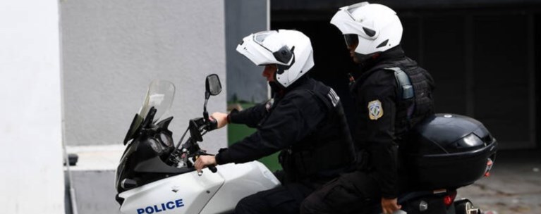 Επίθεση αγνώστων με καδρόνια σε ομάδα της ΔΙΑΣ έξω από τον ΑΣΟΕΕ