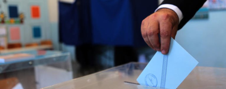 Όλα τα όπλα στο τραπέζι στην τελική ευθεία προς τις κάλπες
