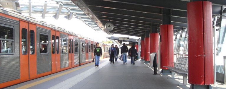 Νέα χτύπημα κουκουλοφόρων στον σταθμό ΗΣΑΠ Πετραλώνων