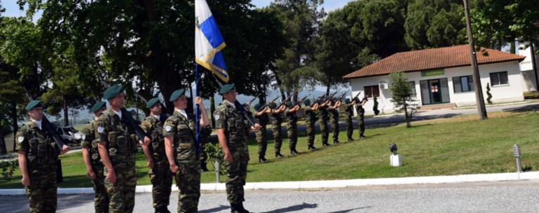 Άνοιξαν τουρκική σημαία έξω από στρατόπεδο των καταδρομέων στη Ρεντίνα