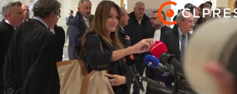 ΚΑΡΛΑ ΜΠΡΟΥΝΙ
