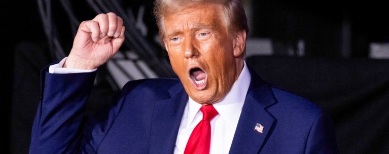 Trump φωνάζει συνθήματα
