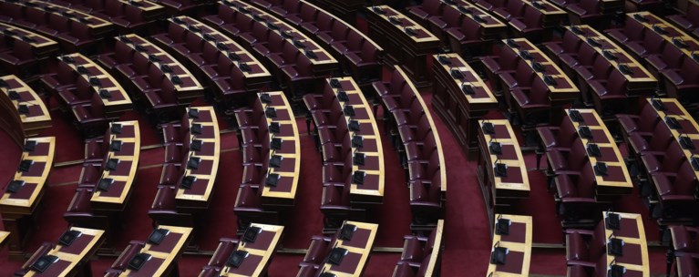 Αδεια η ολομέλεια της Βουλής