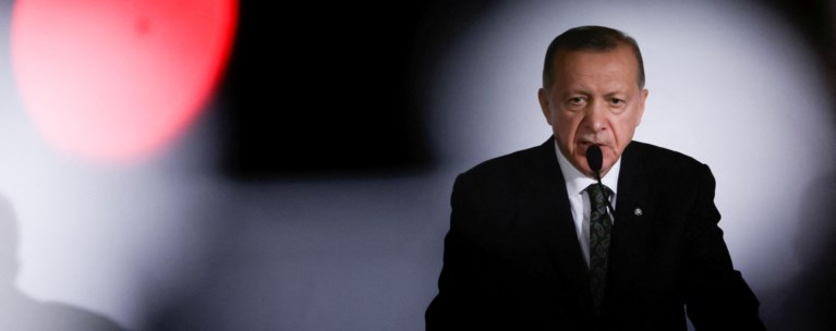 Ερντογαν με σκούρο φόντο