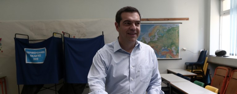 Τσίπρας ψηφίζει