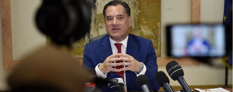 αδωνις με κάμερα