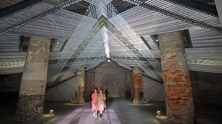 Η Μπιενάλε της Βενετίας δεν θα βραβεύσει καλλιτέχνες από χώρες που κατηγορούνται για εγκλήματα πολέμου