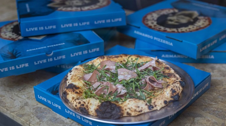 Για πίτσα-πάρτι στον Κεραμεικό