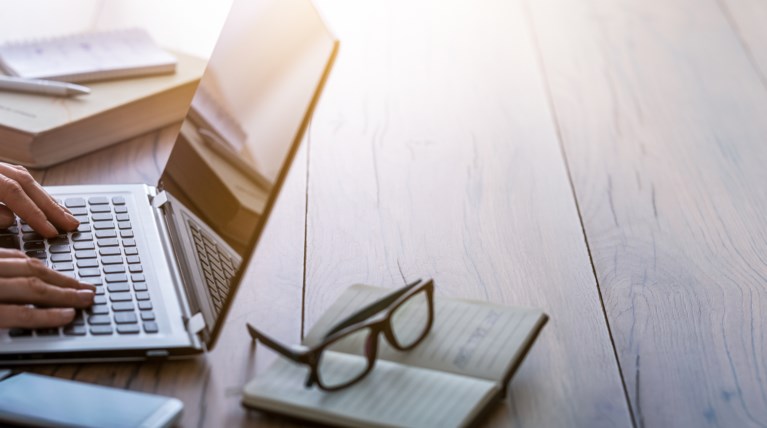 οθόνες υπολογιστής εργασία από το σπίτι