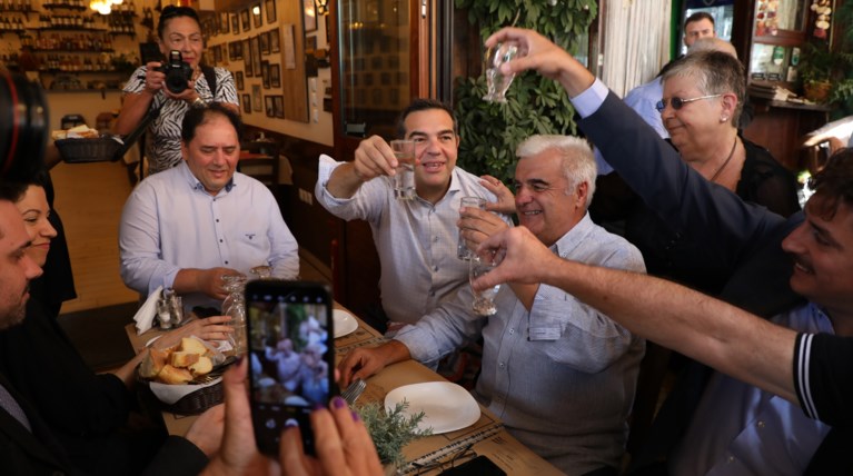 Αλέξης Τσίπρα με παρέα για ούζα