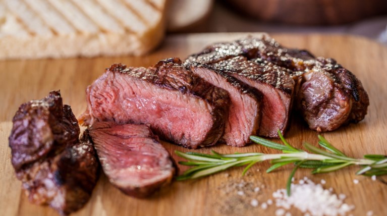 Διατροφή Carnivore: Είναι το κλειδί για αδυνάτισμα ή απλώς ένα (μεγάλο) trend;