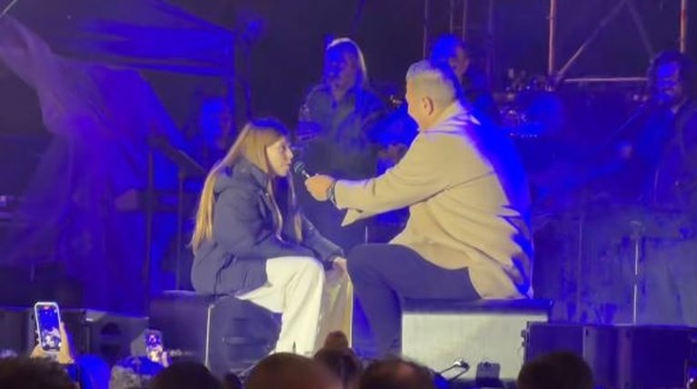 Ο Ρέμος ανέβασε την κόρη του στη σκηνή: Η ερώτηση που του έκανε, το κομμάτι... | People & Style Ειδήσεις