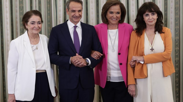 ο κυριακος μητσοτάκης με τις αδερφες του