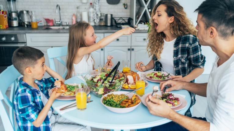 ΤΡΑΠΕΖΙ ΟΙΚΟΓΕΝΕΙΑ