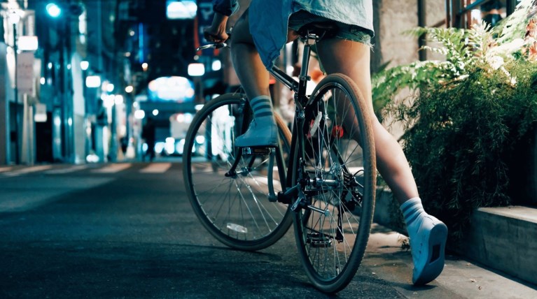 Κορίτσι σε ποδήλατο