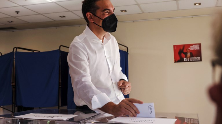 Ο Τσίπρας ψηφίζει στον σύριζα