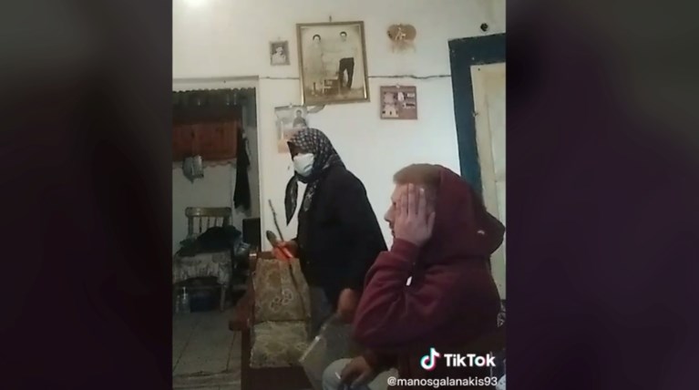Άτακτος εγγονός κάνει πλάκα στη γιαγιά του ότι έχει κορονοϊό