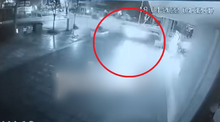 Αμάξι πέφτει σε μαγαζί μετά από κόντρα