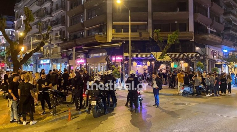 Κόσμος Νύχτα Θεσσαλονίκη