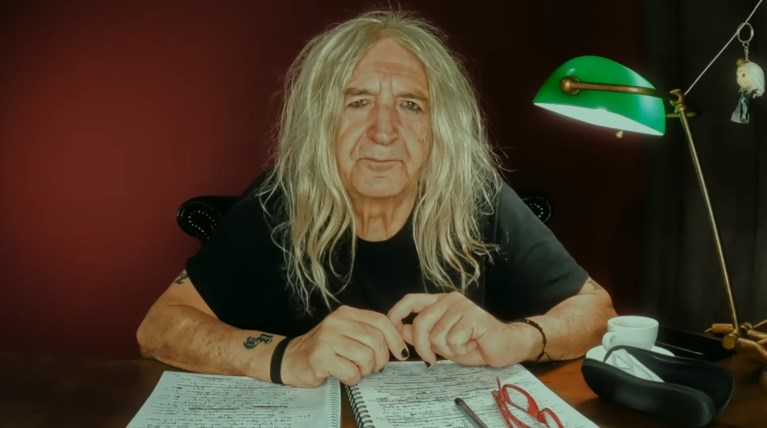 Νίκος Καρβέλας