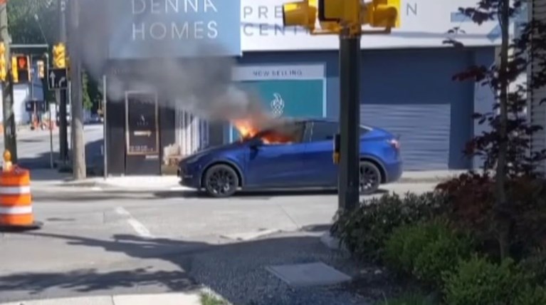 Tesla Y Φωτιά