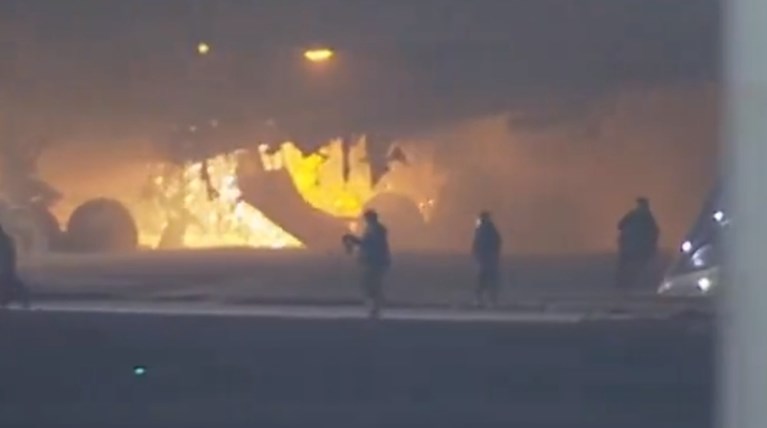 Εκκένωση φλεγόμενου αεροσκάφους Japan Airlines
