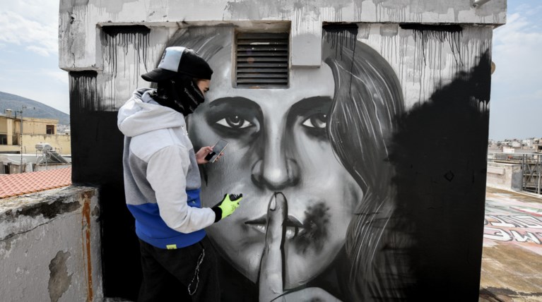 γκράφιτι για ενδοοικογενειακή βία