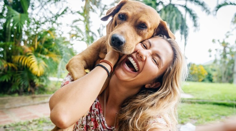 γυναίκα σκύλος κατοικίδιο διάθεση