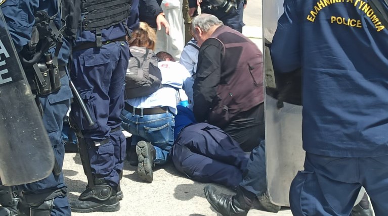Αστυνομικός λιποθύμησε μπροστά στη Βουλή