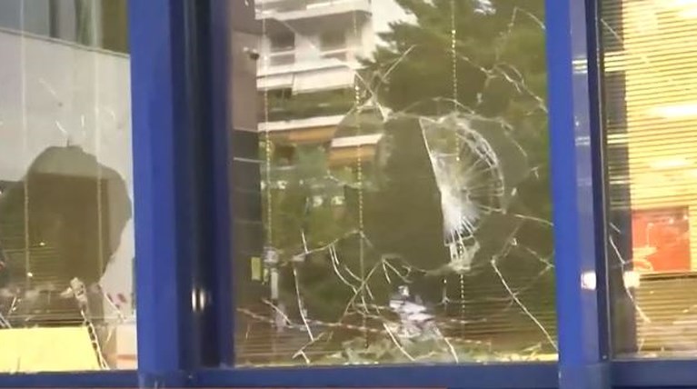 επιθεση με βαριοπουλες ασφαλιστικη.