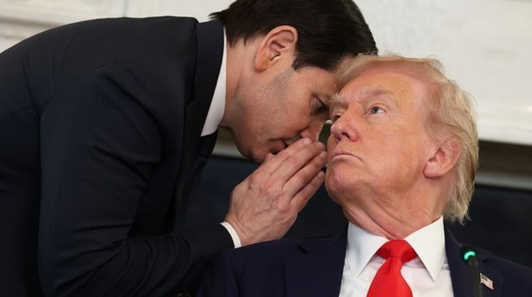 Ρούμπιο μιλάει στο αυτί του Τραμπ