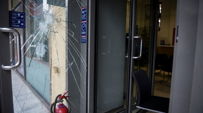 Τράπεζα Επίθεση Σπασμένο Τζάμι