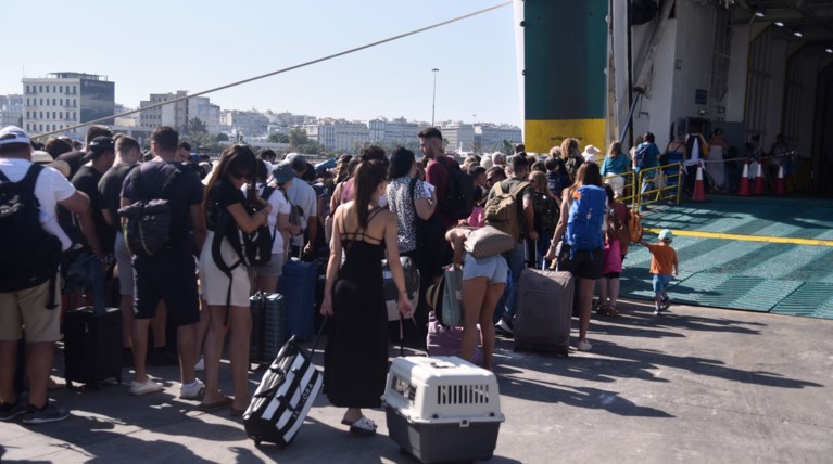 Αδειάζει η Αθήνα: Το αδιαχώρητο στα λιμάνια Πειραιά, Ραφήνας και Λαυρίου... | Ελλάδα Ειδήσεις