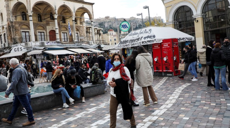 Μοναστηράκι κόσμος με μάσκες