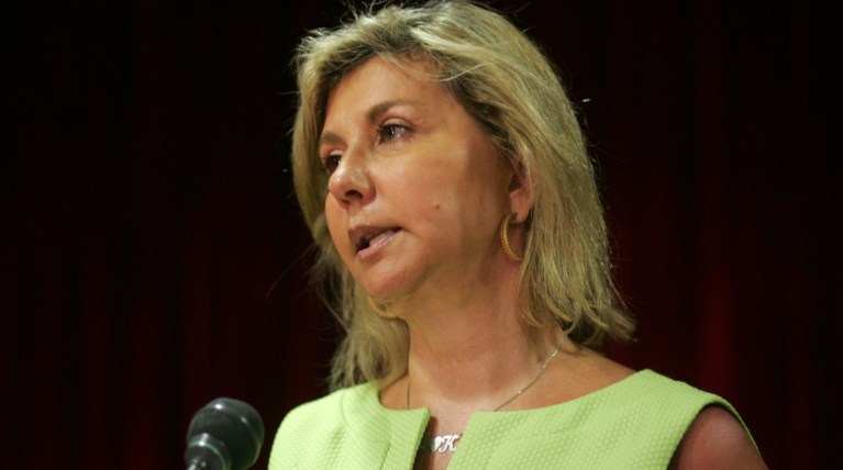 Ζέττα Μακρή: «Τεκές» τα νοσοκομεία, γιατροί καπνίζουν στην εντατική
