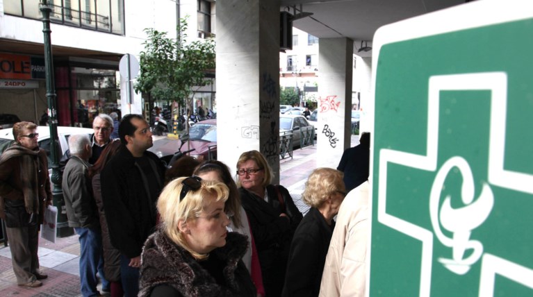 Αυξάνονται τα θύματα της γρίπης - Εμβόλιο ούτε για δείγμα - Ελλειψεις και σε φάρμακα