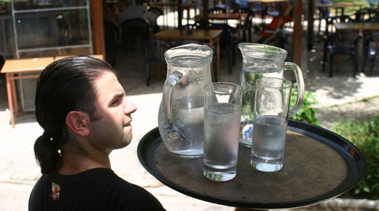 Σερβιτόρος και μπάρμαν τα επαγγέλματα του μέλλοντος στην Ελλάδα