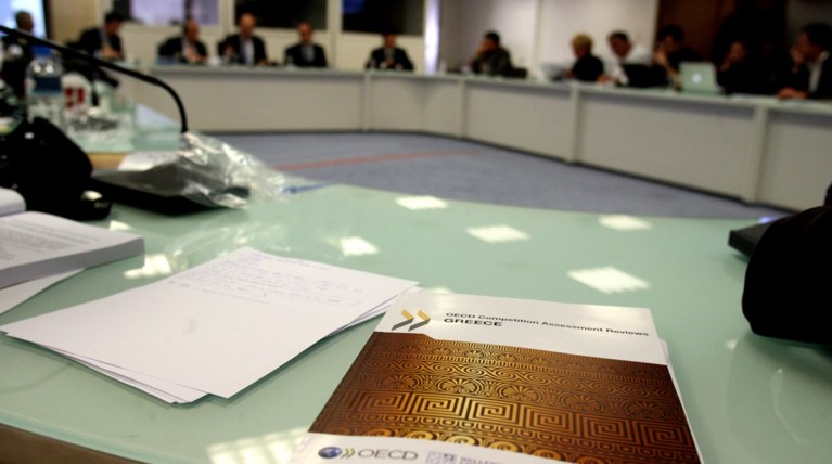 Εκθεση του ΟΟΣΑ: Την παραγγείλαμε, την πληρώσαμε και την ξορκίζουμε