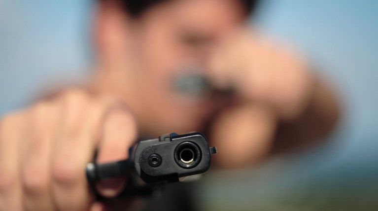 Γνωστός μπράβος συνεργαζόταν με το «γραφειο ενοικίασης εκβιαστών»
