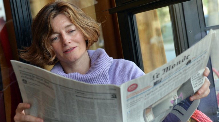 Η διευθύντρια της Le Monde στη Στέγη