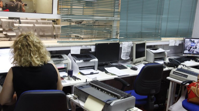 Τροπολογία Μιχελάκη: Απόλυση 2000 «διαθέσιμων» πριν τις κάλπες