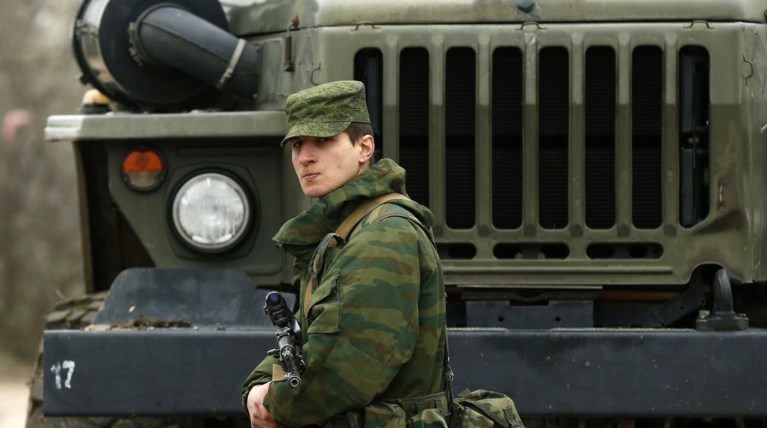 Ρώσικα στρατιωτικά φορτηγά και τεθωρακισμένα στην Συμφερόπολη